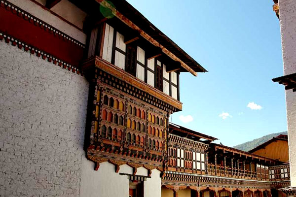 Paro Dzong: Traditional Bhutanese architecture blending beauty, functionality, and spiritual significance.
