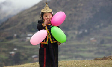 layap girl posing with baloon in Royal Highlander Festival of Laya