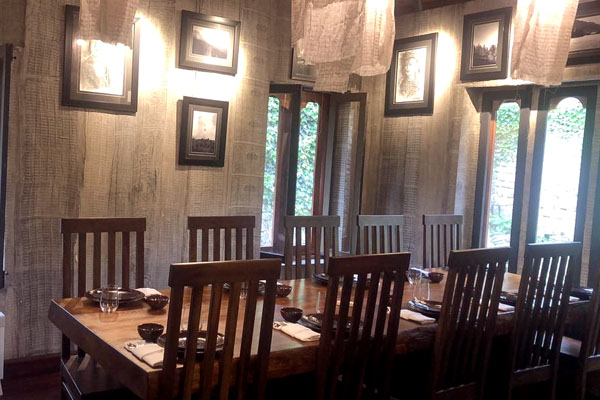 Dining room with Arts in Phangu