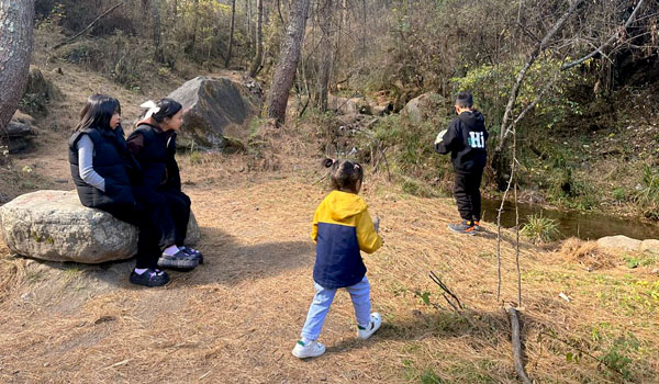 Kids enjoying nature at Takin Zoo