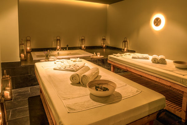 Wellbeing area-treatment room with hot tub