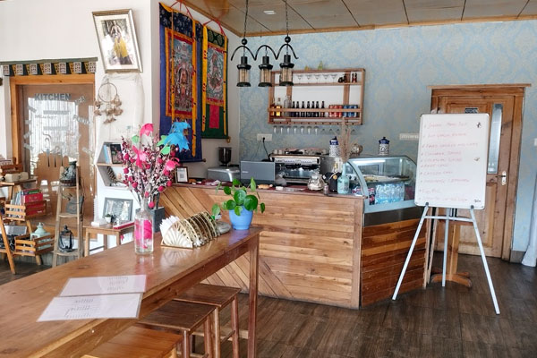 The counter and the lounge